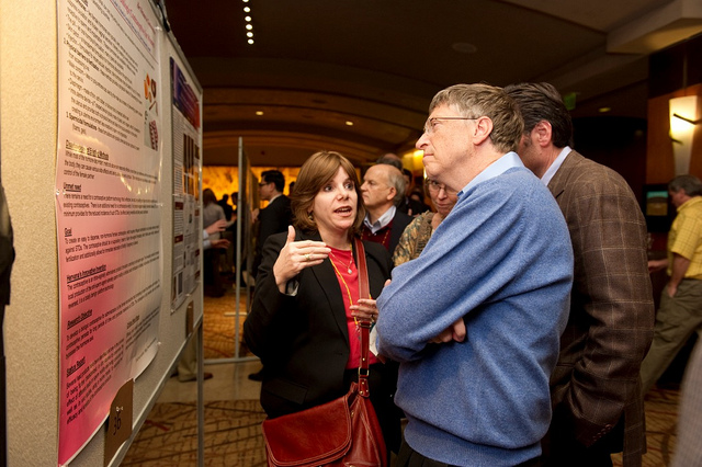 Hervana-founder-Rachel-Teitelbaum-with-Bill-Gates.
