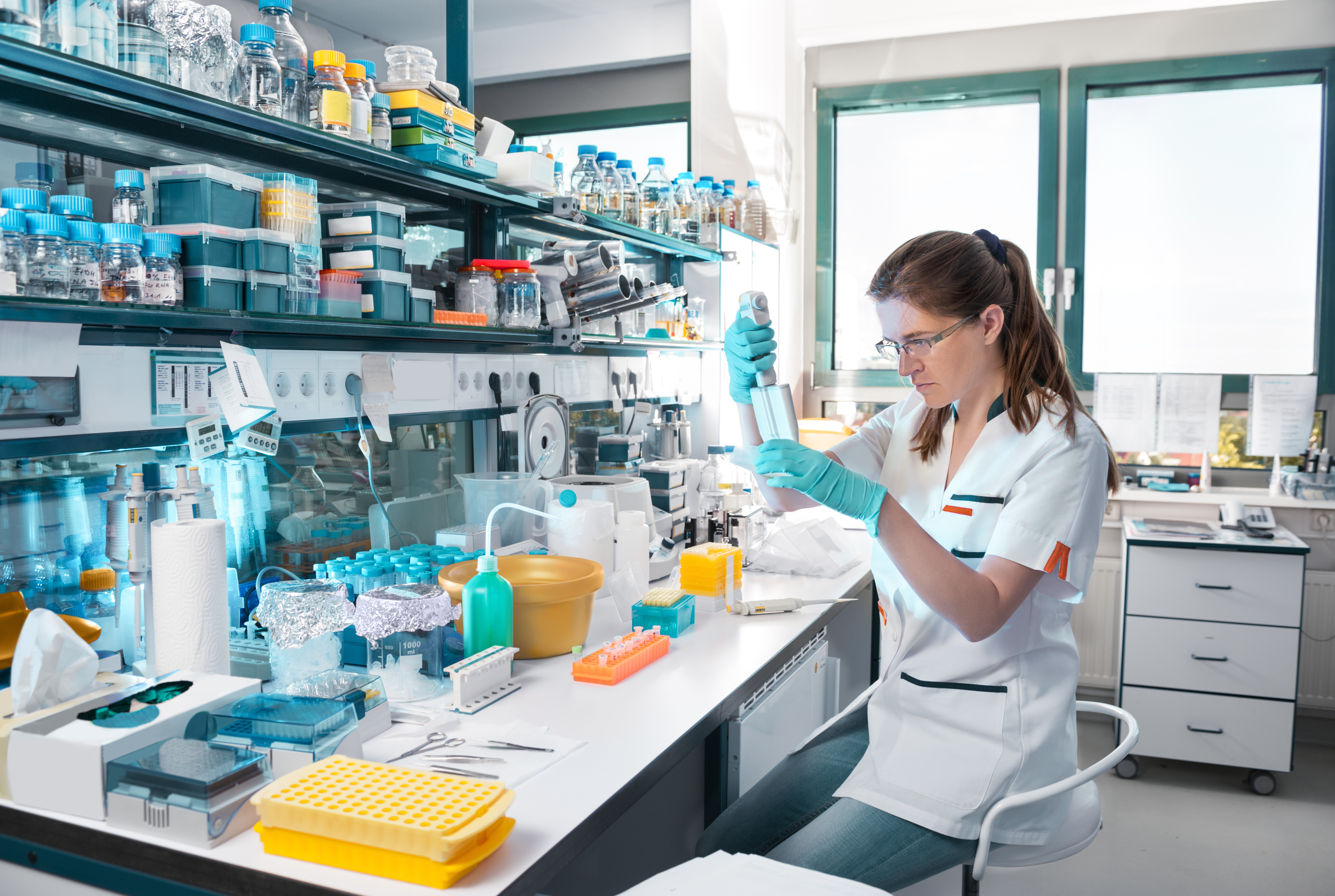 Shutterstock 214055650 Female Sci In Lab
